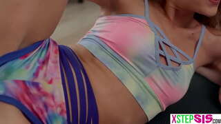 Apró lépés, nővére, a szoros barátja volt stepbro egy váratlan erekció nekik