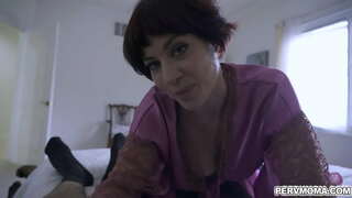 Cachonda mamá Jessica Ryan lleva en su hijastro a chupar su polla joven