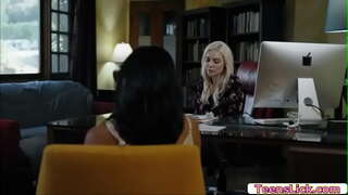 Avi 사랑 시계를 뒤졌 테일러 즐기를 핥고 그녀의 음부