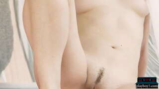 Petite batan-on nga modelo blonde nagpakita sa iyang talagsaon nga hugot nga lawas uban sa init nga asno