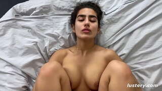 ���ಿನ್ನಿಂಗ್ ತನ್ನ ಕಾಲುಗಳನ್ನು ತನ್ನ ತಲೆಯ ಮೇಲೆ ಆಳವಾದ ತುಣ್ಣೆ ನುಗ್ಗಿಸುವುದು