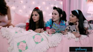 Nuestro Primer Lesbianas Verano Fiesta De Pijamas Nuestro Primer Lesbianas Verano Fiesta De Pijamas