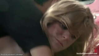 Seksi blondinka Peni Pax obiski noro mehanik Tommy Pištolo je spoznala v terapevt, vendar je overpowers njo in jebe z velik kurac vsega svojo trgovino