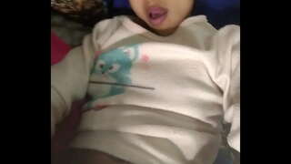 Niara अपनी आँखें रोलिंग