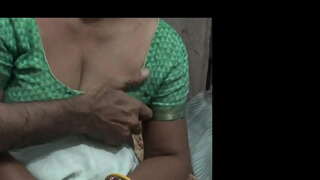 مرحلہ ماں کے ساتھ اس کی حوصلہ افزائی کے بیٹے کو ایک بستر کا اشتراک کریں