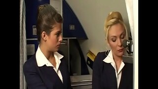 Liderlige stewardesse sluts til at sutte fyr værktøj i en bar