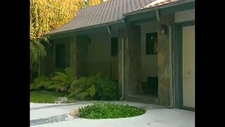 A pelo corto giovane ragazza geme mentre cavalca il grosso cazzo dal suo culo la prima volta