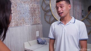 ���ಿಯೆನ್ನಾ ಕಪ್ಪು ಸೆಳೆಯಿತು ತನ್ನ ಸ್ನೇಹಿತರ Wacking ಆಫ್ ತನ್ನ ಅಮ್ಮಂದಿರು ಸ್ತನಬಂಧ!