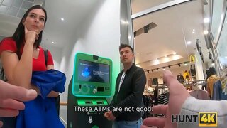 HUNT4K. Мажот набљудува како неговата убавина добива навлезе со странец