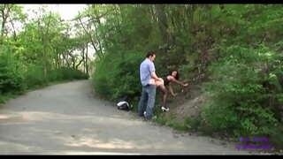 Прво тие допир едни со други во бар и потоа одат за да се заебаваме во јавните градини