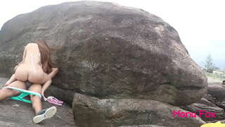 Porno de Manu Fox sexo anal sin condón en la playa pública